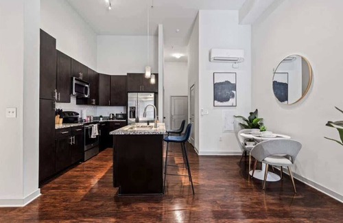 Cherry Apartamento | Luxe King Bed Studio in Midtown!