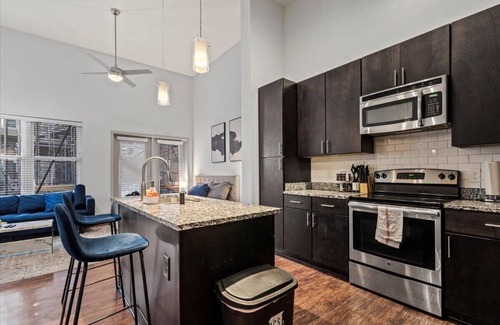 Cherry Apartamento | Luxe King Bed Studio in Midtown!