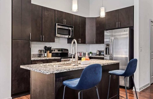Cherry Apartamento | Luxe King Bed Studio in Midtown!