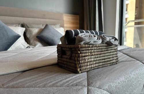 Noida Apartamento | Luxe Lagoon studio