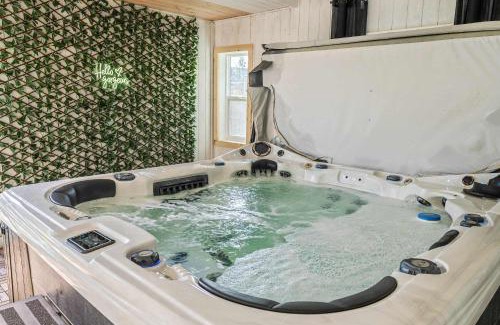 Sylvan Lake Casa | Luxe & Lake 6BR Getaway Hot Tub Near the Lake