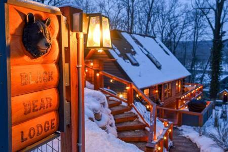 Oakland Casa | Luxe Lake View 4BR Cabin with Hot Tub Outdoor Fun