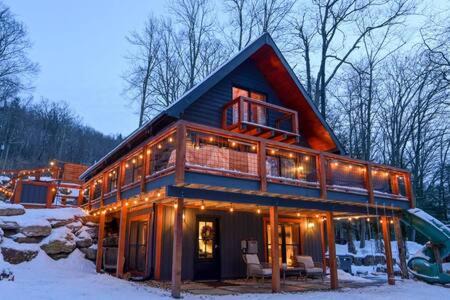 Oakland Casa | Luxe Lake View 4BR Cabin with Hot Tub Outdoor Fun