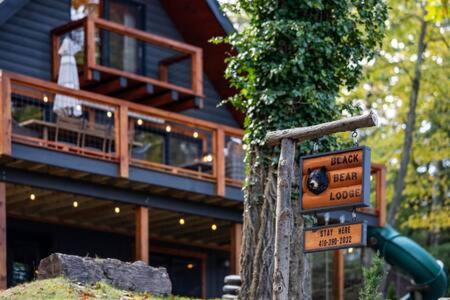 Oakland Casa | Luxe Lake View 4BR Cabin with Hot Tub Outdoor Fun