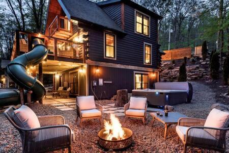 Oakland Casa | Luxe Lake View 4BR Cabin with Hot Tub Outdoor Fun