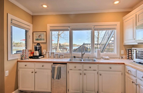 Chapin Apartamento | Luxe Lakefront Apartment w/ Shared Pool & Dock!