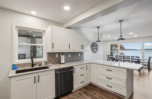 Markesan Cabina | Luxe Lakefront Cabin! Aracdes+Billiards+Minigolf