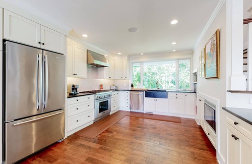 Yarmouth Port Casa | Luxe lakefront home on Follins Pond with private beach, amazing decks & yard