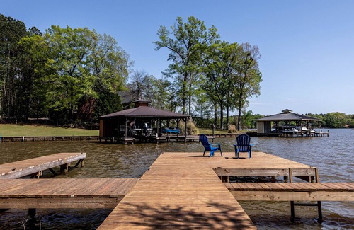 Lake Oconee Casa | Luxe Lakefront Home with Private Hot Tub, Dock, Kayaks & Firepit - Dogs OK