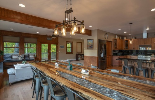 Town of Grafton Casa | Luxe Lakefront Paradise, King Beds, Game Room, Direct Lake Access