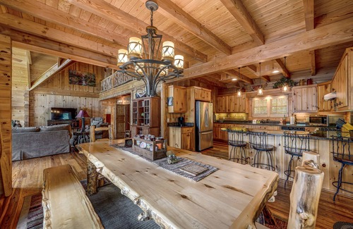 Tate Cabina | Luxe lakefront retreat with fishing dock, deck, firepit, patio & pool table