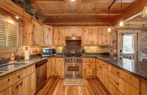 Tate Cabina | Luxe lakefront retreat with fishing dock, deck, firepit, patio & pool table