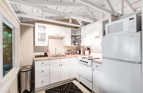 Fall City Cabina | Luxe lakeside cottage with furnished porch, 2 docks, fire pit, deck, beachfront