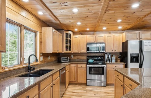 West Hartford Casa | Luxe Log Cabin, Summer Comfort | Cabin Fever