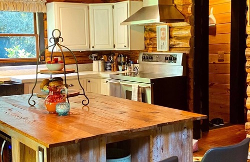 Great Barrington Cabina | Luxe Log Cabin Minutes From Skiing, Hiking, & More