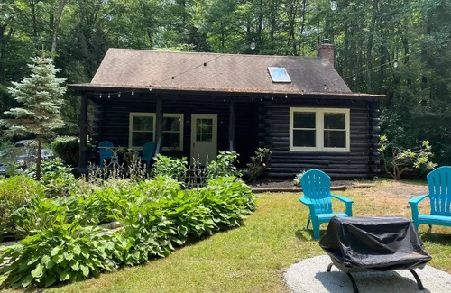 Great Barrington Cabina | Luxe Log Cabin Minutes From Skiing, Hiking, & More
