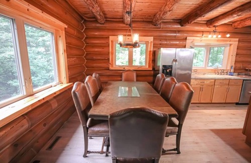 Paris Cabina | Luxe Log Chalet | Sauna, River, Fire, Kayaks/Tubes