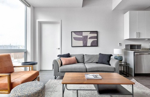 Logan Square Apartamento | Luxe Logan Square 2BR w/ Gym, Roof Deck, 1 block to L, by Blueground (ID #CHI371)