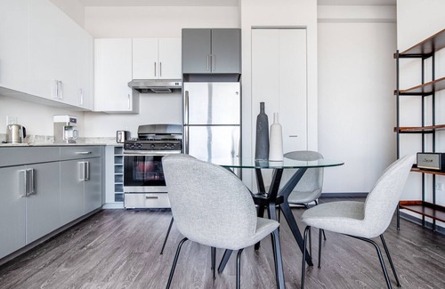 Logan Square Apartamento | Luxe Logan Square 2BR w/ Gym, Roof Deck, 1 block to L, by Blueground (ID #CHI371)