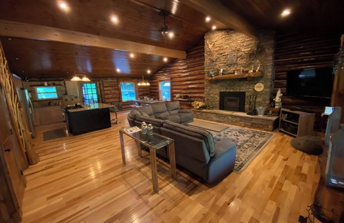 North Creek Cabina | Luxe Logs - your perfect Adirondack Getaway!