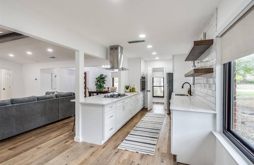 Richardson Casa | Luxe Lounge Modern Retreat + Swimming Pool
