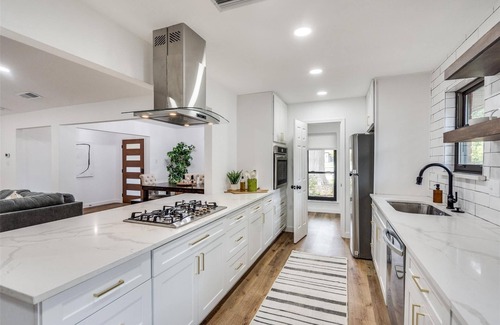 Richardson Casa | Luxe Lounge Modern Retreat + Swimming Pool