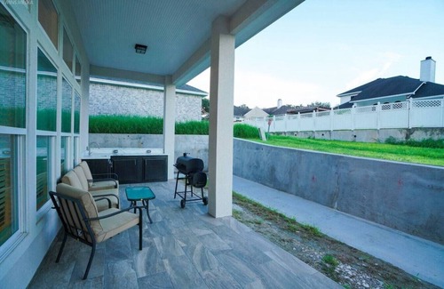 Calallen Casa | 298) Luxe Mansion w Yard, BBQ, Pool Table!