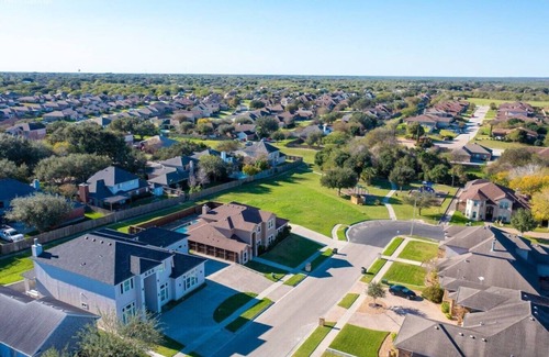 Calallen Casa | 298) Luxe Mansion w Yard, BBQ, Pool Table!