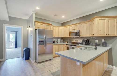 Midway Apartamento | Luxe Midway Condo with Golf Course and Mountain Views!