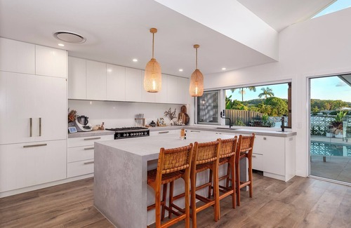 Currumbin Waters Casa | Luxe Modern 4 Bedroom Waterfront Home
