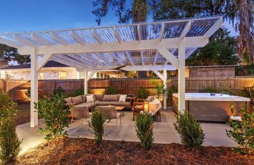 Thunderbolt Casa | Luxe Modern Home | Private Hot Tub