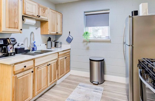 Downtown Memphis Apartamento | Luxe Modern loft w/King Bed, Free Parking & Wi-Fi
