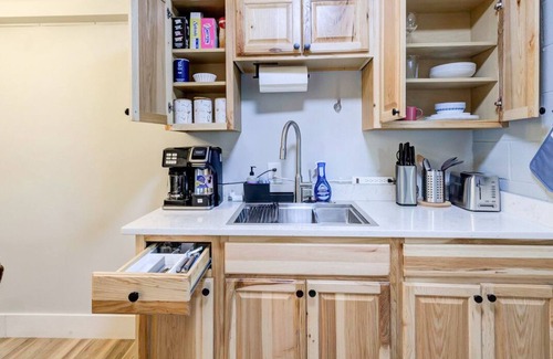 Downtown Memphis Apartamento | Luxe Modern loft w/King Bed, Free Parking & Wi-Fi