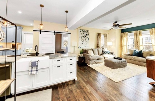 Norwood Casa | Luxe Modern & Private Home in Heart of Cincinnati!
