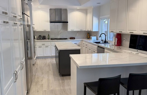 Santa Ana Heights Casa | Luxe Modern Retreat with Pool, Billard table & Gym - Perfect for Entertaining