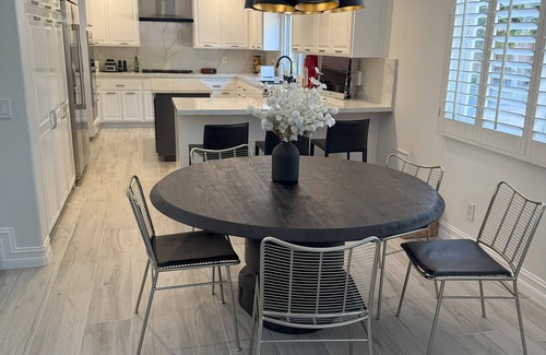Santa Ana Heights Casa | Luxe Modern Retreat with Pool, Billard table & Gym - Perfect for Entertaining