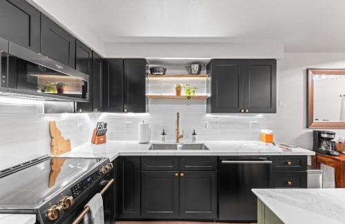 McCall Casa | Luxe Mountain- beautiful remodeled condo, pet friendly with community pool