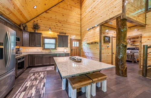 Gatlinburg - Pigeon Forge Cabina | Luxe Mountain Lodge: Heated Pool ~ Hot Tub ~ Games