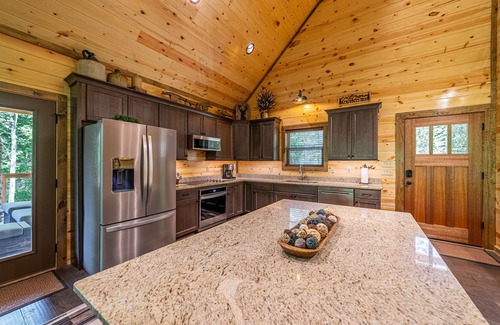 Gatlinburg - Pigeon Forge Cabina | Luxe Mountain Lodge: Heated Pool ~ Hot Tub ~ Games