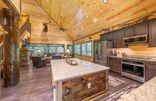Gatlinburg - Pigeon Forge Cabina | Luxe Mountain Lodge: Heated Pool ~ Hot Tub ~ Games