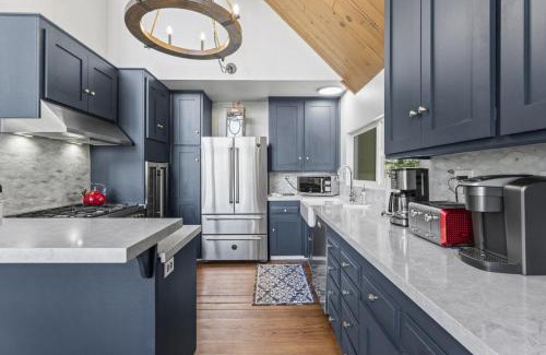 Blue Jay Casa | Luxe Mountain Retreat Lake Village Close Game Room AC Backs up to trails