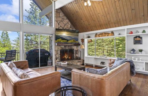 Blue Jay Casa | Luxe Mountain Retreat Lake Village Close Game Room AC Backs up to trails