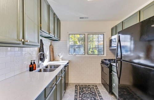 Foot Hills Casa | Luxe Mountainview Haven | Backyard | Massage*