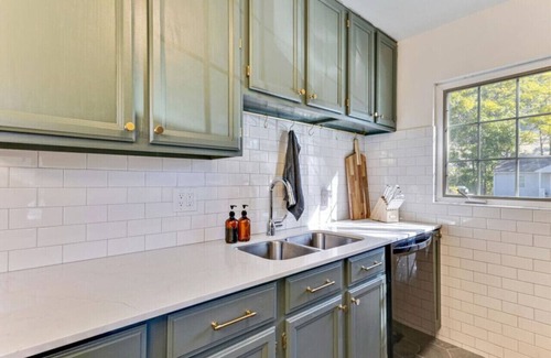 Foot Hills Casa | Luxe Mountainview Haven | Backyard | Massage*