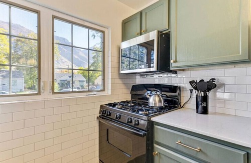 Foot Hills Casa | Luxe Mountainview Haven | Backyard | Massage*