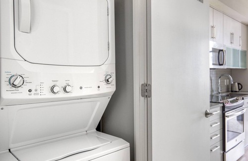 Buzzard Point Apartamento | Luxe Navy Yard Jr 1BR w/ EV Charging & Gym, nr Sports, by Blueground