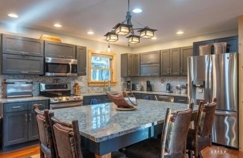 Jay Cabina | Luxe, New Build, Hot Tub, Treehouse, near Whiteface