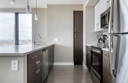 West End Apartamento | Luxe North Station 2BR w/ Gym & W/D, walk to T & Shops, by Blueground