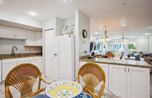 Butler Beach Condominio | Luxe Oceanfront Retreat: St. Aug Hibiscus D202