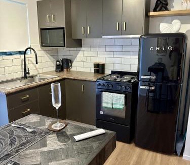 Edge Hill Apartamento | Luxe Palm Studio Villa - In the heart of Edge Hill